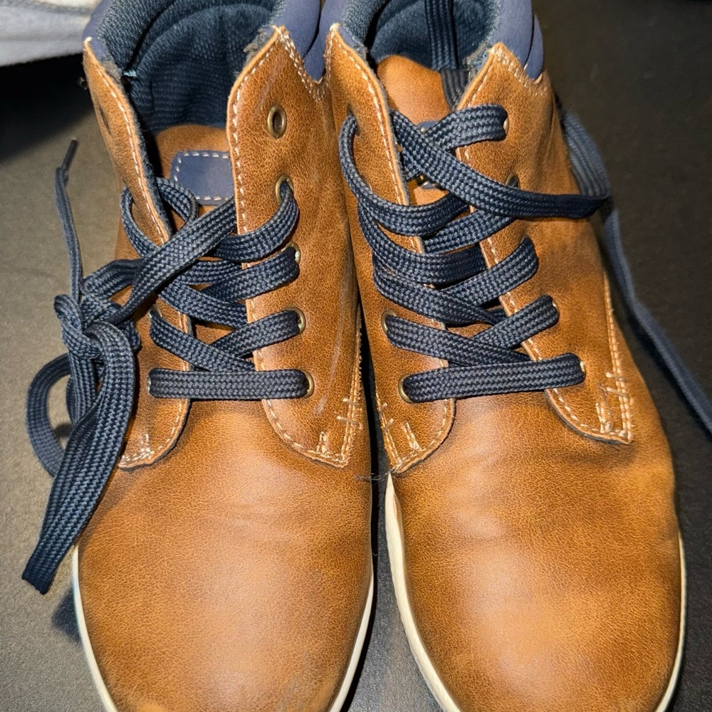 Eddie Bauer Tan Chukka Boots with Navy Laces